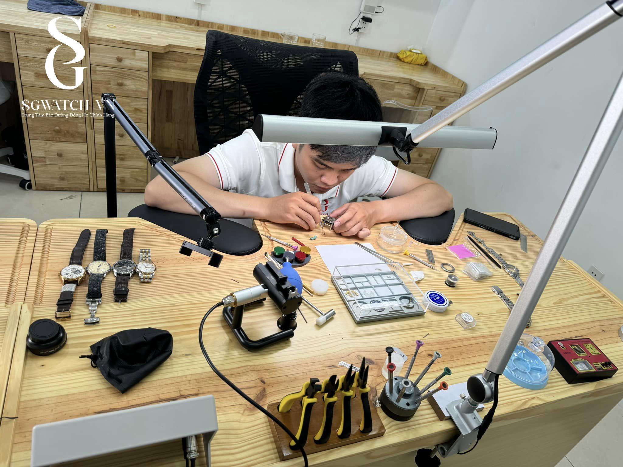 Đào Tạo Học Viên Sửa Đồng Hồ Chuyên Nghiệp