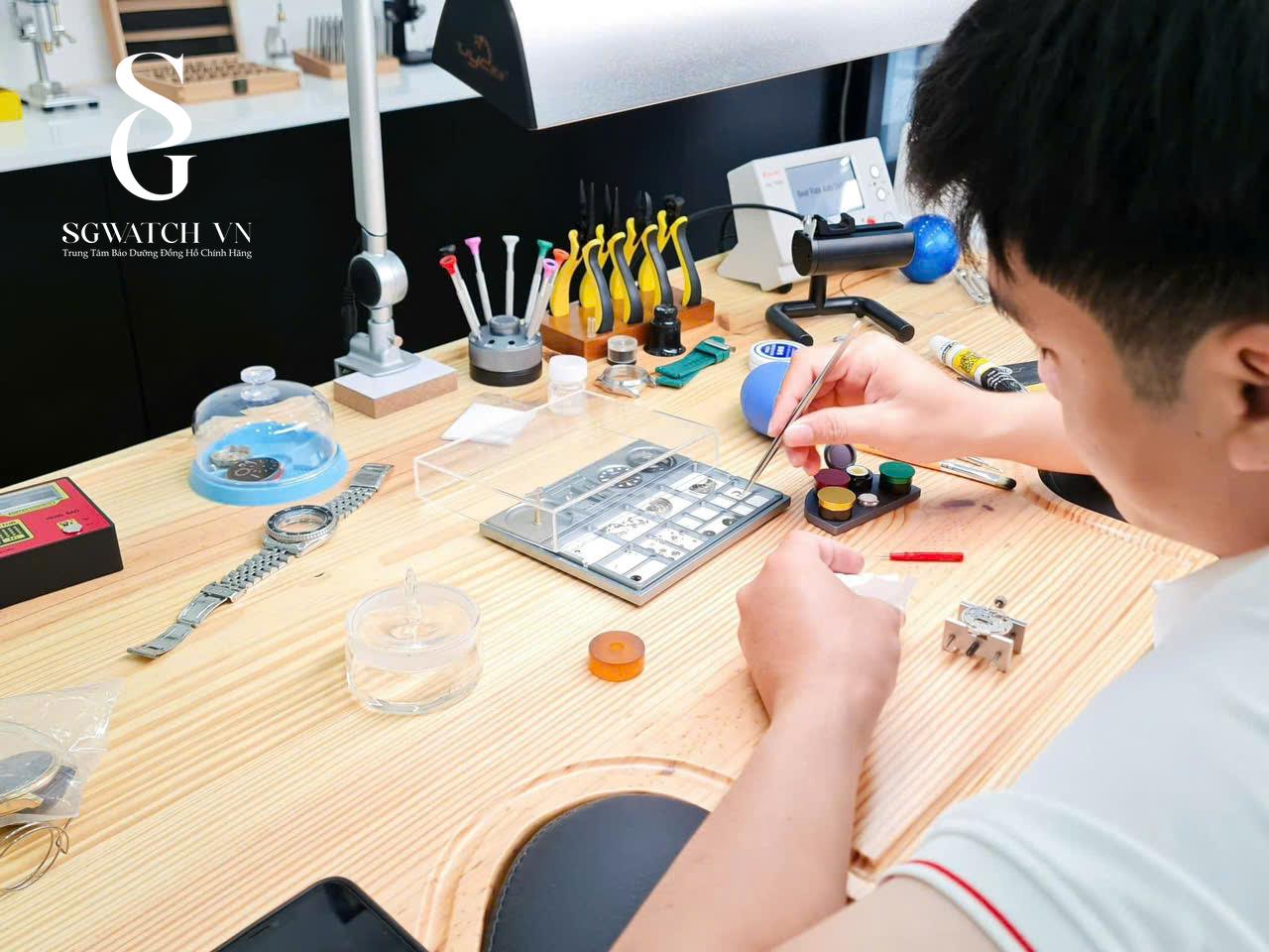 Đào Tạo Học Viên Sửa Đồng Hồ Chuyên Nghiệp
