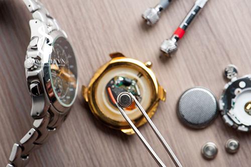 Dấu hiệu đồng hồ hết pin và mẹo khắc phục nhanh chống