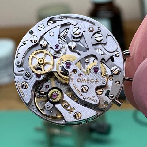 So sánh bộ máy Omega Calibre 1861 và 3861: Giá trị di sản và bước tiến công nghệ