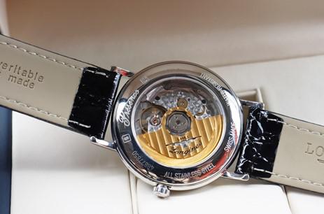 So sánh đồng hồ cơ và đồng hồ pin