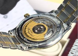 So sánh đồng hồ cơ và đồng hồ pin