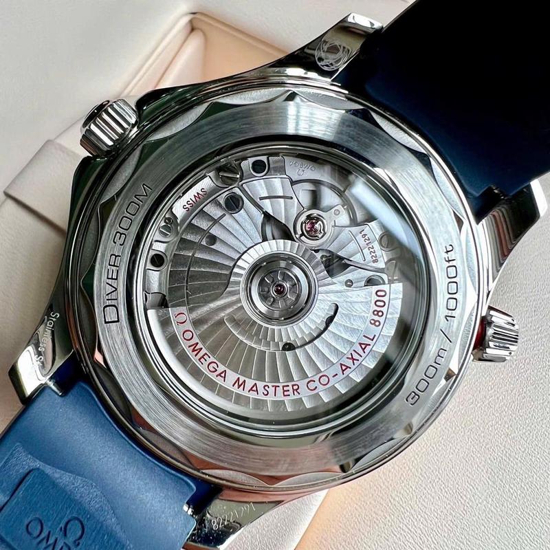 So Sánh Omega Caliber 8800 và 8900: Chọn Máy Nào Phù Hợp 