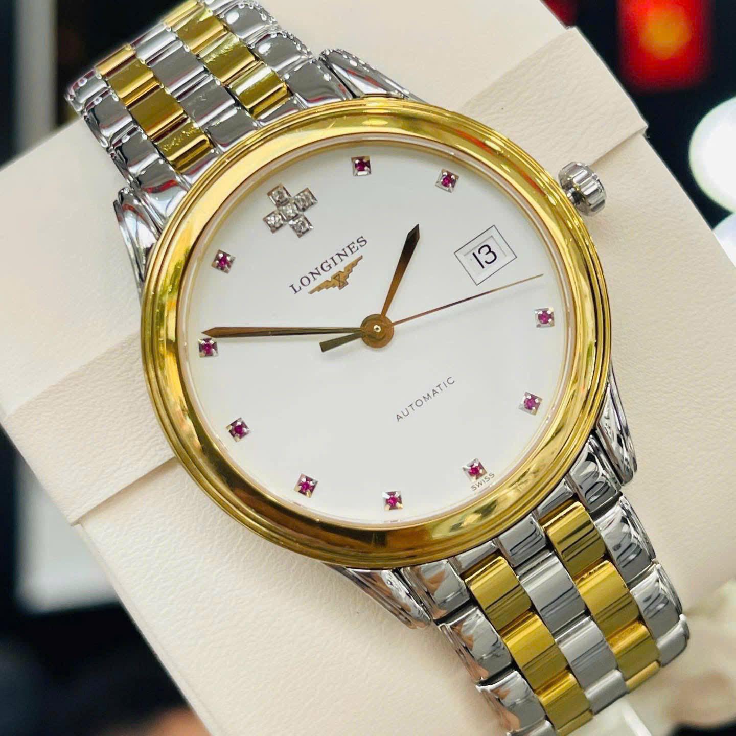 Longines Flagship Diamond Automatic L4.774.3 36mm – Biểu tượng của sự hiếm có, sang trọng và quyền lực  Trong thế giới đồng hồ Thụy Sĩ, có những cỗ máy thời gian không chỉ dừng lại ở chức năng đo đếm từng nhịp tích tắc, mà còn trở thành biểu tượng của phong cách sống và địa vị. Longines Flagship Diamond Automatic L4.774.3 36mm chính là một tuyệt tác như vậy. Không ồn ào, không phô trương, nhưng từng chi tiết của mẫu đồng hồ này lại tỏa ra thứ hào quang riêng – vừa lịch lãm, vừa quyền lực, và trên hết là hiếm có khó tìm, đặc biệt ở phiên bản sản xuất riêng cho thị trường Trung Đông.  Nếu bạn đang tìm kiếm một chiếc đồng hồ Longines lướt – tức là hàng đã qua sử dụng nhưng vẫn giữ trạng thái Like New, thì Longines Flagship Diamond lướt chắc chắn sẽ khiến trái tim bạn phải rung động. Bởi ngoài giá trị sưu tầm, mức giá “mềm” hơn nhiều so với hàng brand new còn giúp người chơi đồng hồ sở hữu một cỗ máy thời gian đẳng cấp với chi phí hợp lý.  1. Longines – Di sản Thụy Sĩ hơn 190 năm lịch sử  Ra đời từ năm 1832 tại Saint-Imier (Thụy Sĩ), Longines là một trong những thương hiệu đồng hồ lâu đời và uy tín nhất thế giới. Với biểu tượng đồng hồ cát có cánh, Longines khẳng định vị thế bằng những thiết kế thanh lịch, bộ máy bền bỉ, và triết lý “Elegance is an attitude” – Thanh lịch là một thái độ sống.  Trong hơn một thế kỷ, Longines đã đồng hành cùng hàng triệu người yêu đồng hồ, từ các quý ông thành đạt cho đến những nhà sưu tầm khó tính. Và dòng Longines Flagship chính là bộ sưu tập cốt lõi, gắn liền với danh tiếng của thương hiệu này.  2. Longines Flagship Diamond L4.774.3 36mm – Câu chuyện của sự khác biệt  Không giống như những mẫu đồng hồ phổ thông trên thị trường, Longines L4.774.3.97.7 mang trong mình nét thiết kế có một không hai. Trên mặt số tinh xảo, hãng đã khéo léo đính 5 viên kim cương tạo hình chữ thập, kết hợp cùng 10 viên ruby đỏ rực – biểu tượng của quyền lực, sự may mắn và thịnh vượng.  Điều này khiến mẫu đồng hồ không chỉ là công cụ đo thời gian, mà còn trở thành một “bản tuyên ngôn” mạnh mẽ về phong cách và vị thế của người đeo. Một quý ông trên tay Longines Flagship Diamond lướt 36mm chắc chắn sẽ khiến mọi ánh nhìn phải dừng lại.  3. Phiên bản hiếm cho thị trường Trung Đông  Điểm khiến Longines Flagship Diamond Automatic L4.774.3 trở nên đặc biệt hơn cả, đó là đây là phiên bản được sản xuất riêng cho thị trường Trung Đông. Những model như vậy cực kỳ hiếm trên thị trường Việt Nam, và đôi khi còn được giới sưu tầm định giá cao hơn cả hàng Limited.  Trong thế giới đồng hồ, “hiếm” chính là một dạng giá trị. Và khi sở hữu một chiếc Longines Flagship Diamond lướt, bạn không chỉ mua một chiếc đồng hồ – mà còn nắm trong tay một phần lịch sử, một tác phẩm gần như độc bản.  4. Thiết kế chuẩn mực cho cổ tay thanh lịch  Kích thước 36mm – vừa vặn cho cổ tay người Việt, phù hợp cả nam lẫn nữ yêu thích phong cách thanh lịch.  Vỏ thép không gỉ kết hợp mạ vàng hồng – sang trọng, bền bỉ, chống ăn mòn tốt.  Mặt số độc đáo với kim cương & ruby – điểm nhấn nghệ thuật khác biệt hoàn toàn so với những mẫu Longines phổ thông.  Dây demi thép vàng – trẻ trung nhưng không kém phần sang trọng, dễ phối với cả vest công sở lẫn outfit thường ngày.  5. Bộ máy Automatic – Trái tim bền bỉ của Longines  Bên trong lớp vỏ tinh xảo là bộ máy cơ Automatic Thụy Sĩ – vốn được biết đến với độ chính xác và sự bền bỉ vượt thời gian. Người chơi đồng hồ hiểu rằng: sở hữu một chiếc Longines Flagship Diamond lướt không chỉ là mua vẻ đẹp bên ngoài, mà còn là đầu tư vào một cỗ máy đã được kiểm chứng qua nhiều thế hệ.  6. Vì sao nên chọn Longines Flagship Diamond lướt thay vì brand new?  Nhiều khách hàng đặt câu hỏi: “Tại sao tôi nên mua đồng hồ lướt thay vì mua mới 100%?”  Câu trả lời nằm ở 3 yếu tố:  Giá trị kinh tế: Giá hãng của mẫu Longines này khoảng 60 triệu đồng, trong khi phiên bản Like New fullbox chỉ còn khoảng 23 triệu đồng – tiết kiệm gần 2/3 chi phí.  Tình trạng Like New: Hàng lướt được tuyển chọn kỹ lưỡng, còn nguyên hộp, sổ, dây… nên trải nghiệm gần như như mới.  Cơ hội sở hữu hàng hiếm: Nhiều phiên bản đặc biệt như bản Trung Đông sẽ không còn xuất hiện trong hệ thống chính hãng – chỉ còn có thể săn qua thị trường đồng hồ lướt.  Chính vì vậy, “lướt” không phải là sự đánh đổi, mà là một lựa chọn thông minh.  7. Xu hướng 2025 – 2026: Đồng hồ Longines lướt lên ngôi tại Việt Nam  Dựa trên số liệu từ Google Trends và hành vi tìm kiếm, cụm từ khóa “Longines lướt” và “Longines Flagship Diamond lướt” đang ngày càng được nhiều người quan tâm. Người Việt Nam ngày càng có xu hướng chọn đồng hồ lướt chính hãng vì:  Chi phí hợp lý nhưng vẫn đảm bảo đẳng cấp thương hiệu.  Tính độc bản khi có thể sở hữu những phiên bản hiếm, không còn sản xuất.  Xu hướng sưu tầm: Nhiều người mua đồng hồ lướt như một khoản đầu tư dài hạn.  Dự kiến, trong năm 2025 – 2026, thị trường đồng hồ Luxury secondhand tại Việt Nam sẽ còn tăng trưởng mạnh mẽ. Và trong đó, Longines Flagship Diamond lướt sẽ tiếp tục nằm trong nhóm sản phẩm được săn đón nhiều nhất.  8. SGWatch – Nơi bạn tìm thấy Longines Flagship Diamond lướt hiếm có  Không phải nơi nào cũng có thể mang đến cho bạn một chiếc Longines Flagship Diamond Automatic L4.774.3 36mm chuẩn Like New, đầy đủ hộp, sổ và mức giá hợp lý. Tại SGWatch.vn, chúng tôi cam kết:  100% đồng hồ chính hãng, tuyển chọn kỹ lưỡng.  Bảo hành uy tín, hậu mãi tận tâm.  Cập nhật liên tục những mẫu Longines lướt hiếm, giá trị cao.  👉 Nếu bạn đang tìm kiếm một chiếc Longines Flagship Diamond lướt – hãy liên hệ ngay SGWatch để trải nghiệm. Bởi cơ hội sở hữu một tuyệt tác hiếm như thế này có thể chỉ đến một lần.  Kết luận  Longines Flagship Diamond Automatic L4.774.3 36mm không chỉ là một chiếc đồng hồ. Nó là tuyên ngôn về sự thanh lịch, quyền lực và phong cách sống của người đeo. Trong thế giới nơi mọi thứ đều có thể mua được, thì sự hiếm có lại trở thành giá trị cao nhất.  Và khi bạn đeo trên tay một chiếc Longines Flagship Diamond lướt, bạn không chỉ sở hữu một cỗ máy thời gian – bạn đang mang trên tay một tác phẩm nghệ thuật, một phần lịch sử, và trên hết là một biểu tượng của đẳng cấp.