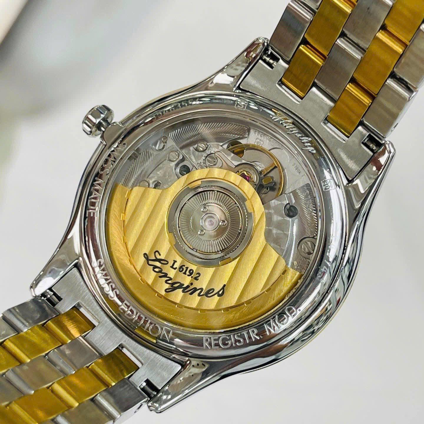 Longines Flagship Diamond Automatic L4.774.3 36mm – Biểu tượng của sự hiếm có, sang trọng và quyền lực  Trong thế giới đồng hồ Thụy Sĩ, có những cỗ máy thời gian không chỉ dừng lại ở chức năng đo đếm từng nhịp tích tắc, mà còn trở thành biểu tượng của phong cách sống và địa vị. Longines Flagship Diamond Automatic L4.774.3 36mm chính là một tuyệt tác như vậy. Không ồn ào, không phô trương, nhưng từng chi tiết của mẫu đồng hồ này lại tỏa ra thứ hào quang riêng – vừa lịch lãm, vừa quyền lực, và trên hết là hiếm có khó tìm, đặc biệt ở phiên bản sản xuất riêng cho thị trường Trung Đông.  Nếu bạn đang tìm kiếm một chiếc đồng hồ Longines lướt – tức là hàng đã qua sử dụng nhưng vẫn giữ trạng thái Like New, thì Longines Flagship Diamond lướt chắc chắn sẽ khiến trái tim bạn phải rung động. Bởi ngoài giá trị sưu tầm, mức giá “mềm” hơn nhiều so với hàng brand new còn giúp người chơi đồng hồ sở hữu một cỗ máy thời gian đẳng cấp với chi phí hợp lý.  1. Longines – Di sản Thụy Sĩ hơn 190 năm lịch sử  Ra đời từ năm 1832 tại Saint-Imier (Thụy Sĩ), Longines là một trong những thương hiệu đồng hồ lâu đời và uy tín nhất thế giới. Với biểu tượng đồng hồ cát có cánh, Longines khẳng định vị thế bằng những thiết kế thanh lịch, bộ máy bền bỉ, và triết lý “Elegance is an attitude” – Thanh lịch là một thái độ sống.  Trong hơn một thế kỷ, Longines đã đồng hành cùng hàng triệu người yêu đồng hồ, từ các quý ông thành đạt cho đến những nhà sưu tầm khó tính. Và dòng Longines Flagship chính là bộ sưu tập cốt lõi, gắn liền với danh tiếng của thương hiệu này.  2. Longines Flagship Diamond L4.774.3 36mm – Câu chuyện của sự khác biệt  Không giống như những mẫu đồng hồ phổ thông trên thị trường, Longines L4.774.3.97.7 mang trong mình nét thiết kế có một không hai. Trên mặt số tinh xảo, hãng đã khéo léo đính 5 viên kim cương tạo hình chữ thập, kết hợp cùng 10 viên ruby đỏ rực – biểu tượng của quyền lực, sự may mắn và thịnh vượng.  Điều này khiến mẫu đồng hồ không chỉ là công cụ đo thời gian, mà còn trở thành một “bản tuyên ngôn” mạnh mẽ về phong cách và vị thế của người đeo. Một quý ông trên tay Longines Flagship Diamond lướt 36mm chắc chắn sẽ khiến mọi ánh nhìn phải dừng lại.  3. Phiên bản hiếm cho thị trường Trung Đông  Điểm khiến Longines Flagship Diamond Automatic L4.774.3 trở nên đặc biệt hơn cả, đó là đây là phiên bản được sản xuất riêng cho thị trường Trung Đông. Những model như vậy cực kỳ hiếm trên thị trường Việt Nam, và đôi khi còn được giới sưu tầm định giá cao hơn cả hàng Limited.  Trong thế giới đồng hồ, “hiếm” chính là một dạng giá trị. Và khi sở hữu một chiếc Longines Flagship Diamond lướt, bạn không chỉ mua một chiếc đồng hồ – mà còn nắm trong tay một phần lịch sử, một tác phẩm gần như độc bản.  4. Thiết kế chuẩn mực cho cổ tay thanh lịch  Kích thước 36mm – vừa vặn cho cổ tay người Việt, phù hợp cả nam lẫn nữ yêu thích phong cách thanh lịch.  Vỏ thép không gỉ kết hợp mạ vàng hồng – sang trọng, bền bỉ, chống ăn mòn tốt.  Mặt số độc đáo với kim cương & ruby – điểm nhấn nghệ thuật khác biệt hoàn toàn so với những mẫu Longines phổ thông.  Dây demi thép vàng – trẻ trung nhưng không kém phần sang trọng, dễ phối với cả vest công sở lẫn outfit thường ngày.  5. Bộ máy Automatic – Trái tim bền bỉ của Longines  Bên trong lớp vỏ tinh xảo là bộ máy cơ Automatic Thụy Sĩ – vốn được biết đến với độ chính xác và sự bền bỉ vượt thời gian. Người chơi đồng hồ hiểu rằng: sở hữu một chiếc Longines Flagship Diamond lướt không chỉ là mua vẻ đẹp bên ngoài, mà còn là đầu tư vào một cỗ máy đã được kiểm chứng qua nhiều thế hệ.  6. Vì sao nên chọn Longines Flagship Diamond lướt thay vì brand new?  Nhiều khách hàng đặt câu hỏi: “Tại sao tôi nên mua đồng hồ lướt thay vì mua mới 100%?”  Câu trả lời nằm ở 3 yếu tố:  Giá trị kinh tế: Giá hãng của mẫu Longines này khoảng 60 triệu đồng, trong khi phiên bản Like New fullbox chỉ còn khoảng 23 triệu đồng – tiết kiệm gần 2/3 chi phí.  Tình trạng Like New: Hàng lướt được tuyển chọn kỹ lưỡng, còn nguyên hộp, sổ, dây… nên trải nghiệm gần như như mới.  Cơ hội sở hữu hàng hiếm: Nhiều phiên bản đặc biệt như bản Trung Đông sẽ không còn xuất hiện trong hệ thống chính hãng – chỉ còn có thể săn qua thị trường đồng hồ lướt.  Chính vì vậy, “lướt” không phải là sự đánh đổi, mà là một lựa chọn thông minh.  7. Xu hướng 2025 – 2026: Đồng hồ Longines lướt lên ngôi tại Việt Nam  Dựa trên số liệu từ Google Trends và hành vi tìm kiếm, cụm từ khóa “Longines lướt” và “Longines Flagship Diamond lướt” đang ngày càng được nhiều người quan tâm. Người Việt Nam ngày càng có xu hướng chọn đồng hồ lướt chính hãng vì:  Chi phí hợp lý nhưng vẫn đảm bảo đẳng cấp thương hiệu.  Tính độc bản khi có thể sở hữu những phiên bản hiếm, không còn sản xuất.  Xu hướng sưu tầm: Nhiều người mua đồng hồ lướt như một khoản đầu tư dài hạn.  Dự kiến, trong năm 2025 – 2026, thị trường đồng hồ Luxury secondhand tại Việt Nam sẽ còn tăng trưởng mạnh mẽ. Và trong đó, Longines Flagship Diamond lướt sẽ tiếp tục nằm trong nhóm sản phẩm được săn đón nhiều nhất.  8. SGWatch – Nơi bạn tìm thấy Longines Flagship Diamond lướt hiếm có  Không phải nơi nào cũng có thể mang đến cho bạn một chiếc Longines Flagship Diamond Automatic L4.774.3 36mm chuẩn Like New, đầy đủ hộp, sổ và mức giá hợp lý. Tại SGWatch.vn, chúng tôi cam kết:  100% đồng hồ chính hãng, tuyển chọn kỹ lưỡng.  Bảo hành uy tín, hậu mãi tận tâm.  Cập nhật liên tục những mẫu Longines lướt hiếm, giá trị cao.  👉 Nếu bạn đang tìm kiếm một chiếc Longines Flagship Diamond lướt – hãy liên hệ ngay SGWatch để trải nghiệm. Bởi cơ hội sở hữu một tuyệt tác hiếm như thế này có thể chỉ đến một lần.  Kết luận  Longines Flagship Diamond Automatic L4.774.3 36mm không chỉ là một chiếc đồng hồ. Nó là tuyên ngôn về sự thanh lịch, quyền lực và phong cách sống của người đeo. Trong thế giới nơi mọi thứ đều có thể mua được, thì sự hiếm có lại trở thành giá trị cao nhất.  Và khi bạn đeo trên tay một chiếc Longines Flagship Diamond lướt, bạn không chỉ sở hữu một cỗ máy thời gian – bạn đang mang trên tay một tác phẩm nghệ thuật, một phần lịch sử, và trên hết là một biểu tượng của đẳng cấp.