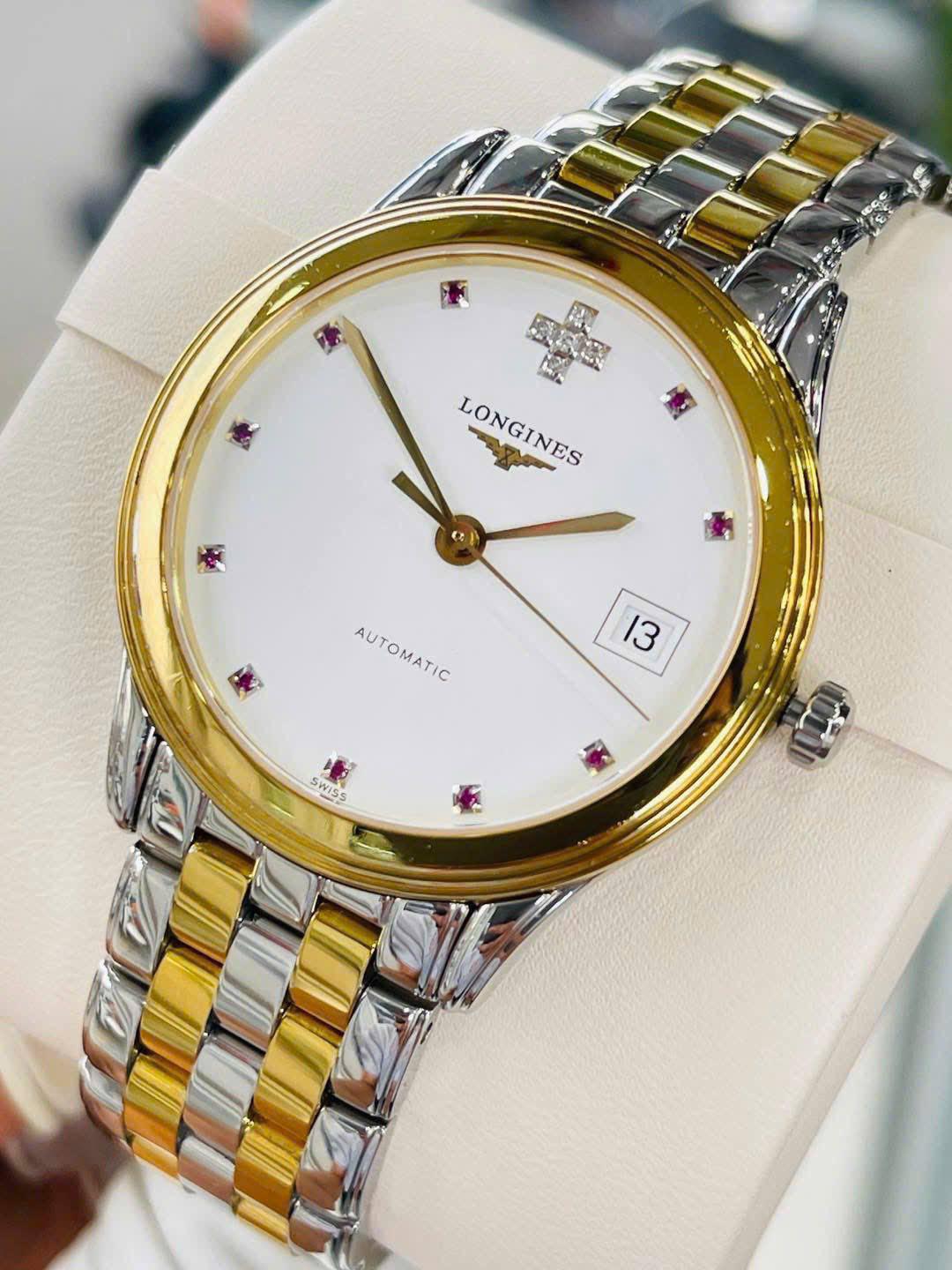 Longines Flagship Diamond Automatic L4.774.3 36mm – Biểu tượng của sự hiếm có, sang trọng và quyền lực  Trong thế giới đồng hồ Thụy Sĩ, có những cỗ máy thời gian không chỉ dừng lại ở chức năng đo đếm từng nhịp tích tắc, mà còn trở thành biểu tượng của phong cách sống và địa vị. Longines Flagship Diamond Automatic L4.774.3 36mm chính là một tuyệt tác như vậy. Không ồn ào, không phô trương, nhưng từng chi tiết của mẫu đồng hồ này lại tỏa ra thứ hào quang riêng – vừa lịch lãm, vừa quyền lực, và trên hết là hiếm có khó tìm, đặc biệt ở phiên bản sản xuất riêng cho thị trường Trung Đông.  Nếu bạn đang tìm kiếm một chiếc đồng hồ Longines lướt – tức là hàng đã qua sử dụng nhưng vẫn giữ trạng thái Like New, thì Longines Flagship Diamond lướt chắc chắn sẽ khiến trái tim bạn phải rung động. Bởi ngoài giá trị sưu tầm, mức giá “mềm” hơn nhiều so với hàng brand new còn giúp người chơi đồng hồ sở hữu một cỗ máy thời gian đẳng cấp với chi phí hợp lý.  1. Longines – Di sản Thụy Sĩ hơn 190 năm lịch sử  Ra đời từ năm 1832 tại Saint-Imier (Thụy Sĩ), Longines là một trong những thương hiệu đồng hồ lâu đời và uy tín nhất thế giới. Với biểu tượng đồng hồ cát có cánh, Longines khẳng định vị thế bằng những thiết kế thanh lịch, bộ máy bền bỉ, và triết lý “Elegance is an attitude” – Thanh lịch là một thái độ sống.  Trong hơn một thế kỷ, Longines đã đồng hành cùng hàng triệu người yêu đồng hồ, từ các quý ông thành đạt cho đến những nhà sưu tầm khó tính. Và dòng Longines Flagship chính là bộ sưu tập cốt lõi, gắn liền với danh tiếng của thương hiệu này.  2. Longines Flagship Diamond L4.774.3 36mm – Câu chuyện của sự khác biệt  Không giống như những mẫu đồng hồ phổ thông trên thị trường, Longines L4.774.3.97.7 mang trong mình nét thiết kế có một không hai. Trên mặt số tinh xảo, hãng đã khéo léo đính 5 viên kim cương tạo hình chữ thập, kết hợp cùng 10 viên ruby đỏ rực – biểu tượng của quyền lực, sự may mắn và thịnh vượng.  Điều này khiến mẫu đồng hồ không chỉ là công cụ đo thời gian, mà còn trở thành một “bản tuyên ngôn” mạnh mẽ về phong cách và vị thế của người đeo. Một quý ông trên tay Longines Flagship Diamond lướt 36mm chắc chắn sẽ khiến mọi ánh nhìn phải dừng lại.  3. Phiên bản hiếm cho thị trường Trung Đông  Điểm khiến Longines Flagship Diamond Automatic L4.774.3 trở nên đặc biệt hơn cả, đó là đây là phiên bản được sản xuất riêng cho thị trường Trung Đông. Những model như vậy cực kỳ hiếm trên thị trường Việt Nam, và đôi khi còn được giới sưu tầm định giá cao hơn cả hàng Limited.  Trong thế giới đồng hồ, “hiếm” chính là một dạng giá trị. Và khi sở hữu một chiếc Longines Flagship Diamond lướt, bạn không chỉ mua một chiếc đồng hồ – mà còn nắm trong tay một phần lịch sử, một tác phẩm gần như độc bản.  4. Thiết kế chuẩn mực cho cổ tay thanh lịch  Kích thước 36mm – vừa vặn cho cổ tay người Việt, phù hợp cả nam lẫn nữ yêu thích phong cách thanh lịch.  Vỏ thép không gỉ kết hợp mạ vàng hồng – sang trọng, bền bỉ, chống ăn mòn tốt.  Mặt số độc đáo với kim cương & ruby – điểm nhấn nghệ thuật khác biệt hoàn toàn so với những mẫu Longines phổ thông.  Dây demi thép vàng – trẻ trung nhưng không kém phần sang trọng, dễ phối với cả vest công sở lẫn outfit thường ngày.  5. Bộ máy Automatic – Trái tim bền bỉ của Longines  Bên trong lớp vỏ tinh xảo là bộ máy cơ Automatic Thụy Sĩ – vốn được biết đến với độ chính xác và sự bền bỉ vượt thời gian. Người chơi đồng hồ hiểu rằng: sở hữu một chiếc Longines Flagship Diamond lướt không chỉ là mua vẻ đẹp bên ngoài, mà còn là đầu tư vào một cỗ máy đã được kiểm chứng qua nhiều thế hệ.  6. Vì sao nên chọn Longines Flagship Diamond lướt thay vì brand new?  Nhiều khách hàng đặt câu hỏi: “Tại sao tôi nên mua đồng hồ lướt thay vì mua mới 100%?”  Câu trả lời nằm ở 3 yếu tố:  Giá trị kinh tế: Giá hãng của mẫu Longines này khoảng 60 triệu đồng, trong khi phiên bản Like New fullbox chỉ còn khoảng 23 triệu đồng – tiết kiệm gần 2/3 chi phí.  Tình trạng Like New: Hàng lướt được tuyển chọn kỹ lưỡng, còn nguyên hộp, sổ, dây… nên trải nghiệm gần như như mới.  Cơ hội sở hữu hàng hiếm: Nhiều phiên bản đặc biệt như bản Trung Đông sẽ không còn xuất hiện trong hệ thống chính hãng – chỉ còn có thể săn qua thị trường đồng hồ lướt.  Chính vì vậy, “lướt” không phải là sự đánh đổi, mà là một lựa chọn thông minh.  7. Xu hướng 2025 – 2026: Đồng hồ Longines lướt lên ngôi tại Việt Nam  Dựa trên số liệu từ Google Trends và hành vi tìm kiếm, cụm từ khóa “Longines lướt” và “Longines Flagship Diamond lướt” đang ngày càng được nhiều người quan tâm. Người Việt Nam ngày càng có xu hướng chọn đồng hồ lướt chính hãng vì:  Chi phí hợp lý nhưng vẫn đảm bảo đẳng cấp thương hiệu.  Tính độc bản khi có thể sở hữu những phiên bản hiếm, không còn sản xuất.  Xu hướng sưu tầm: Nhiều người mua đồng hồ lướt như một khoản đầu tư dài hạn.  Dự kiến, trong năm 2025 – 2026, thị trường đồng hồ Luxury secondhand tại Việt Nam sẽ còn tăng trưởng mạnh mẽ. Và trong đó, Longines Flagship Diamond lướt sẽ tiếp tục nằm trong nhóm sản phẩm được săn đón nhiều nhất.  8. SGWatch – Nơi bạn tìm thấy Longines Flagship Diamond lướt hiếm có  Không phải nơi nào cũng có thể mang đến cho bạn một chiếc Longines Flagship Diamond Automatic L4.774.3 36mm chuẩn Like New, đầy đủ hộp, sổ và mức giá hợp lý. Tại SGWatch.vn, chúng tôi cam kết:  100% đồng hồ chính hãng, tuyển chọn kỹ lưỡng.  Bảo hành uy tín, hậu mãi tận tâm.  Cập nhật liên tục những mẫu Longines lướt hiếm, giá trị cao.  👉 Nếu bạn đang tìm kiếm một chiếc Longines Flagship Diamond lướt – hãy liên hệ ngay SGWatch để trải nghiệm. Bởi cơ hội sở hữu một tuyệt tác hiếm như thế này có thể chỉ đến một lần.  Kết luận  Longines Flagship Diamond Automatic L4.774.3 36mm không chỉ là một chiếc đồng hồ. Nó là tuyên ngôn về sự thanh lịch, quyền lực và phong cách sống của người đeo. Trong thế giới nơi mọi thứ đều có thể mua được, thì sự hiếm có lại trở thành giá trị cao nhất.  Và khi bạn đeo trên tay một chiếc Longines Flagship Diamond lướt, bạn không chỉ sở hữu một cỗ máy thời gian – bạn đang mang trên tay một tác phẩm nghệ thuật, một phần lịch sử, và trên hết là một biểu tượng của đẳng cấp.