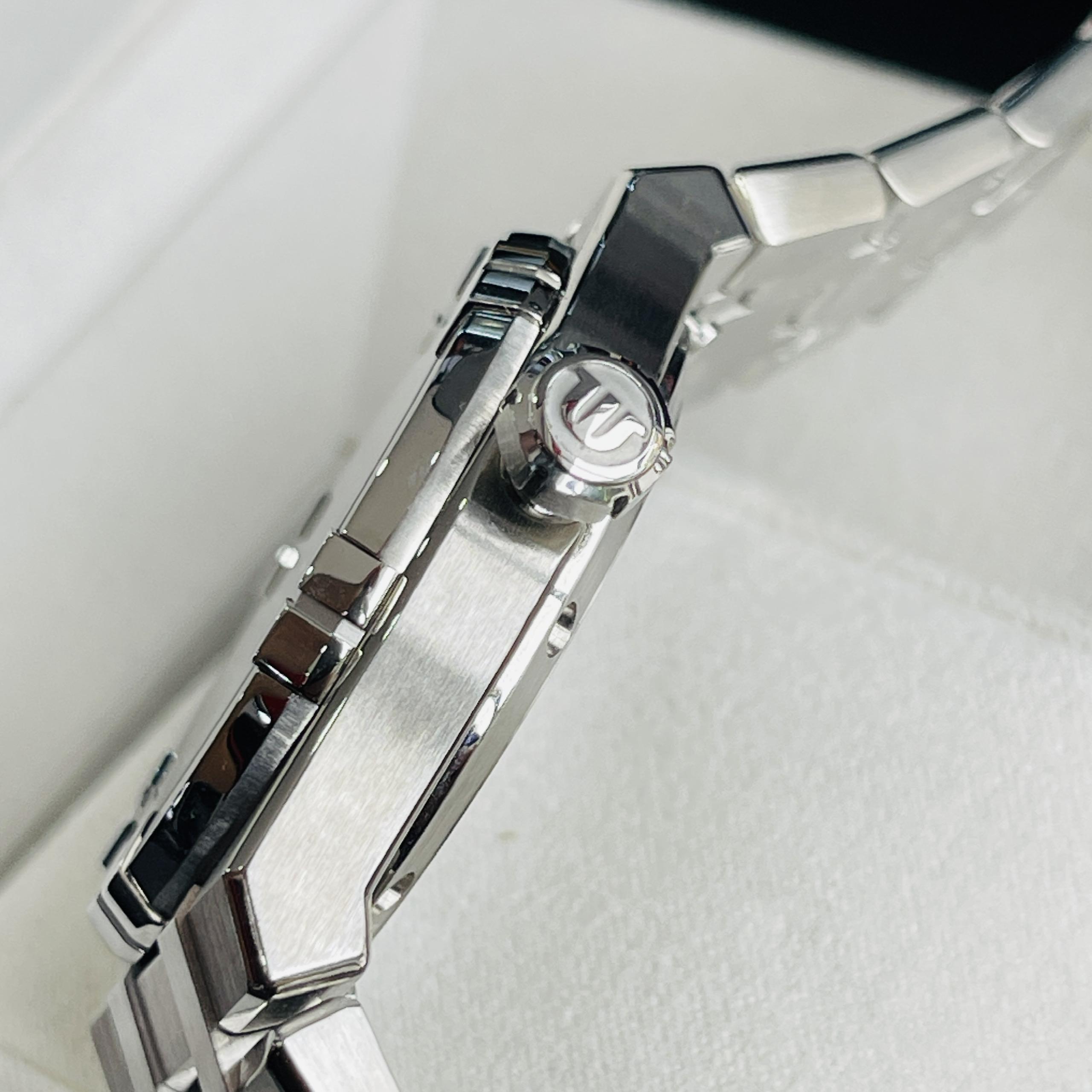 Maurice Lacroix Aikon Automatic AI6007-SS002-170-1 Diamond Mặt Xà Cừ