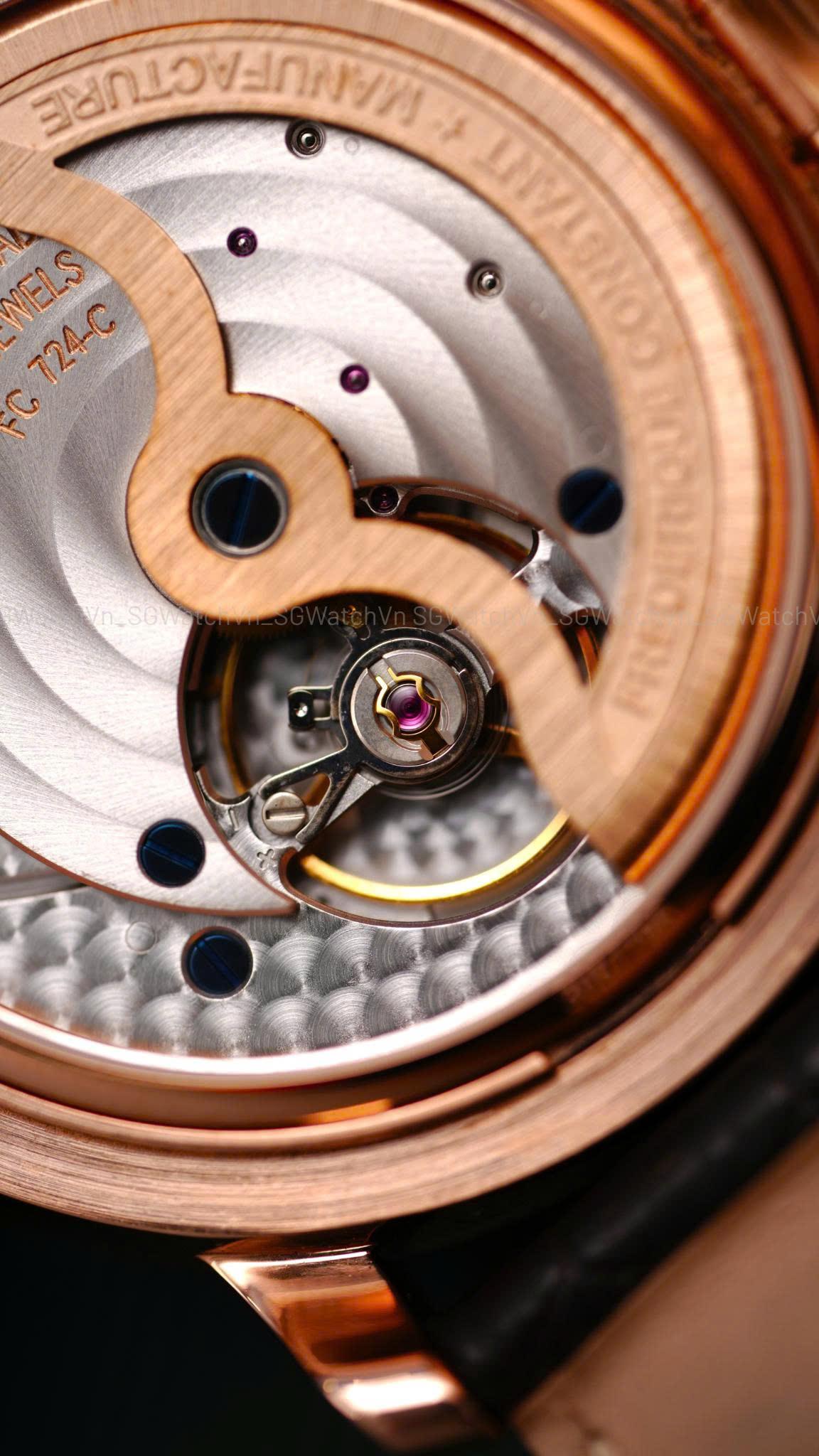 Frederique Constant Manufacture Zodiac FC-724CC4H4 – Bộ Máy In-House Và Chất Nghệ Thuật 12 Cung Hoàng Đạo  Frederique Constant luôn nổi tiếng với triết lý:  👉 “Accessible Luxury” – đồng hồ Thụy Sĩ cao cấp với mức giá hợp lý hơn nhiều thương hiệu luxury truyền thống.  Nhưng trong các dòng Manufacture của hãng, những mẫu Zodiac lại mang màu sắc rất khác.  Đặc biệt, Frederique Constant FC-724CC4H4 không đơn thuần là một chiếc dresswatch.  Nó là sự kết hợp giữa:  Bộ máy in-house Manufacture Nghệ thuật 12 cung hoàng đạo Và phong cách cổ điển Geneva rất đặc trưng của Frederique Constant. Frederique Constant Manufacture Zodiac FC-724CC4H4 59.000.000 ₫ • Đồng Hồ Quang Lâm Thiết Kế Zodiac – Điểm Làm Nên Chất Riêng Của FC-724CC4H4  Điểm đặc biệt nhất của mẫu đồng hồ này nằm ở:  👉 Mặt số Zodiac 24H.  Frederique Constant lấy cảm hứng từ:  12 cung hoàng đạo phương Đông Kết hợp hiển thị 24 giờ độc đáo trên mặt số.  Các chi tiết được xử lý theo phong cách:  Cổ điển Tinh xảo Và rất “Geneva style”.  Đây là kiểu mặt số:  👉 Càng nhìn kỹ càng thấy nhiều chi tiết thú vị.  Chất Dresswatch Thụy Sĩ Rất Rõ  FC-724CC4H4 mang đúng DNA của dòng Manufacture Frederique Constant:  Cọc số La Mã cổ điển Bộ kim feuille thanh mảnh Dial guilloché tinh tế Tổng thể cực kỳ cân đối.  Không đi theo hướng quá hiện đại hay quá thể thao.  Mẫu đồng hồ này tập trung hoàn toàn vào:  👉 Sự thanh lịch và chiều sâu thiết kế.  Bộ Máy In-House FC-724 – Điểm Đáng Giá Nhất  Khác với nhiều mẫu Frederique Constant phổ thông dùng base Sellita hoặc ETA, FC-724CC4H4 được trang bị:  👉 Manufacture Caliber FC-724.  Thông số nổi bật:  Automatic Swiss Made Bộ máy in-house 26 chân kính Tần số 28,800 vph Trữ cót khoảng 42 giờ. Vì Sao FC-724 Được Đánh Giá Cao?  Dòng FC-7xx Manufacture là một trong những bước tiến lớn nhất của Frederique Constant.  Ưu điểm lớn:  Hoàn thiện đẹp Hoạt động ổn định Thiết kế máy mỏng Chi phí dễ tiếp cận hơn nhiều thương hiệu cùng phân khúc.  Đây cũng là lý do Frederique Constant được giới chơi đánh giá rất cao về “value for money”.  Kích Thước 40–41mm Rất Dễ Đeo  Theo các nguồn thương mại và catalogue:  Size khoảng 40.5–41mm.  Tỷ lệ này giúp đồng hồ:  Đeo gọn Không quá nhỏ kiểu vintage Nhưng vẫn giữ chất dresswatch chuẩn mực. Hoàn Thiện – Chất “Affordable Luxury” Đúng Nghĩa  Điểm mạnh lớn của Frederique Constant luôn nằm ở:  👉 Hoàn thiện vượt giá tiền.  Trên FC-724CC4H4, điều này thể hiện ở:  Dial guilloché nhiều lớp Bộ kim polished sắc nét Case hoàn thiện mềm mại Kính sapphire trong và đẹp.  Nhìn thực tế, mẫu đồng hồ này cho cảm giác:  👉 “Đắt hơn giá thật khá nhiều”.  Giá Trị Sưu Tầm – Không Phải Mẫu FC Nào Cũng Có  Dòng Zodiac Manufacture của Frederique Constant không phổ biến như:  Classics Slimline Heart Beat.  Điều đó khiến FC-724CC4H4 có chất riêng rất rõ.  Đây là kiểu đồng hồ:  👉 Người thích FC phổ thông chưa chắc hiểu 👉 Nhưng người chơi dresswatch Thụy Sĩ sẽ đánh giá rất cao.  Trải Nghiệm Đeo – Đậm Chất Quý Ông Châu Âu  Khi lên tay:  Không quá flashy Không quá hiện đại Nhưng cực kỳ sang theo kiểu cổ điển.  Đây là mẫu đồng hồ:  Đi làm đẹp Đi tiệc hợp Và càng đeo lâu càng thấy giá trị. Kết Luận  Frederique Constant FC-724CC4H4 là mẫu đồng hồ dành cho người thích:  👉 Bộ máy Manufacture thật sự 👉 Thiết kế cổ điển có chiều sâu 👉 Và chất nghệ thuật khác biệt với số đông.  Một chiếc dresswatch Thụy Sĩ rất đúng tinh thần Frederique Constant:  👉 Thanh lịch – tinh tế – và đáng chơi hơn nhiều người nghĩ.