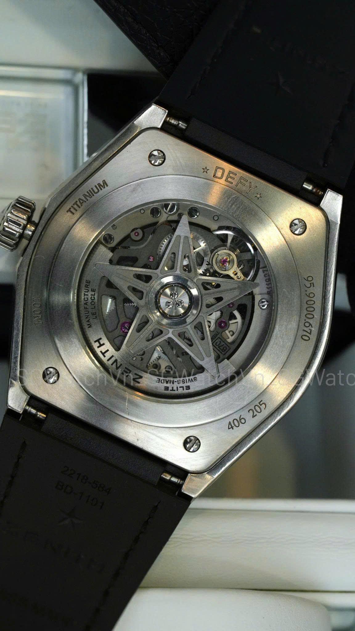 Zenith Defy Classic 95.9000.670/78.R782 – Skeleton Titanium Đậm Chất “Luxury Future”  Trong thế giới đồng hồ Thụy Sĩ cao cấp, Zenith luôn là thương hiệu rất đặc biệt.  Nếu El Primero đại diện cho lịch sử chronograph huyền thoại, thì dòng:  👉 Defy  lại là nơi Zenith thể hiện toàn bộ tư duy:  Hiện đại Công nghệ Và tương lai của đồng hồ cơ học.  Với phiên bản Zenith Defy Classic 95.9000.670/78.R782, Zenith tạo ra một chiếc luxury sports watch mang phong cách hoàn toàn khác biệt:  👉 Skeleton dial hình ngôi sao 👉 Titanium siêu nhẹ 👉 Bộ máy in-house Elite 670 SK 👉 Và thiết kế futuristic cực kỳ nổi bật.  Đây không đơn thuần là một chiếc đồng hồ skeleton.  Mà là một mẫu Zenith:  👉 Rất kỹ thuật 👉 Rất hiện đại 👉 Và cực kỳ “high-end” khi cầm thực tế.  Zenith Defy Classic 95.9000.670/78.R782 172.730.000 ₫ • Luxury Shopping Defy Classic – Bộ Sưu Tập Mang DNA Tương Lai Của Zenith  Dòng Defy được Zenith phát triển như một sân chơi công nghệ và thiết kế mới.  Khác hoàn toàn với phong cách vintage của Chronomaster hay El Primero cổ điển, Defy hướng tới:  👉 Luxury sports watch thế hệ mới.  Điểm nhận diện lớn nhất của Defy nằm ở:  Case góc cạnh mạnh mẽ Dial skeleton hiện đại Và chất liệu titanium / ceramic cao cấp. Skeleton Star Dial – Điểm “Ăn Tiền” Lớn Nhất  Điểm đặc biệt nhất trên ref. 95.9000.670/78.R782 nằm ở:  👉 Mặt số skeleton hình ngôi sao.  Zenith thiết kế dial openworked theo logo ngôi sao 5 cánh biểu tượng của hãng.  Khi nhìn trực tiếp:  Bộ máy lộ cơ cực kỳ đẹp Tạo chiều sâu mạnh Và cho cảm giác rất “high-tech”.  Đây là kiểu đồng hồ:  👉 Nhìn ảnh đã đẹp 👉 Nhưng lên tay thực tế ấn tượng hơn rất nhiều.  Titanium Grade 5 – Siêu Nhẹ Nhưng Cực Kỳ Cao Cấp  Zenith sử dụng:  👉 Titanium Grade 5 cho toàn bộ case.  Ưu điểm của titanium:  Nhẹ hơn thép đáng kể Đeo cực kỳ thoải mái Chống ăn mòn tốt Và cho cảm giác “high-end engineering”.  Khi lên tay Defy Classic:  👉 Cảm giác nhẹ tới mức rất dễ gây bất ngờ.  Đây là một trong những điểm khiến Defy khác biệt hoàn toàn với nhiều luxury sports watch truyền thống.  Size 41mm – Sporty Nhưng Đeo Cực Gọn  Thông số chính thức:  Diameter: 41mm Thickness: khoảng 10.75mm.  Dù mang phong cách futuristic, Defy Classic lại đeo cực kỳ gọn nhờ:  Lug ngắn Case titanium nhẹ Thiết kế ôm tay.  Đây là mẫu đồng hồ:  👉 Rất dễ đeo daily dù nhìn khá “kỹ thuật”.  Bộ Máy Elite 670 SK – In-House Và Hoàn Thiện Rất Đẹp  Điểm đáng giá nhất trên mẫu Defy này nằm ở:  👉 Zenith Elite 670 SK In-House.  Thông số nổi bật:  Automatic manufacture movement Skeletonized caliber Silicon escapement 27 chân kính Tần số 28,800 vph / 4Hz Trữ cót khoảng 50 giờ. Vì Sao Elite 670 SK Được Đánh Giá Cao?  Elite là dòng movement ultra-thin nổi tiếng của Zenith.  Phiên bản 670 SK được skeleton hóa để phù hợp với Defy Classic.  Ưu điểm:  Máy mỏng Hoạt động ổn định Hoàn thiện đẹp Và rất hiện đại nhờ silicon escapement.  Đây là kiểu movement:  👉 Vừa có kỹ thuật 👉 Vừa có tính trình diễn rất mạnh.  Silicon Escapement – Công Nghệ Cao Cấp Của Zenith  Zenith trang bị:  👉 Silicon pallet lever và escape wheel.  Điều này giúp:  Giảm ma sát Tăng độ ổn định Kháng từ tốt hơn Và cải thiện hiệu suất vận hành.  Đây là công nghệ thường xuất hiện trên các dòng high-end hiện đại.  Kính Sapphire Và Hiệu Ứng “Không Gian Cơ Khí”  Mẫu Defy Classic này được trang bị:  Sapphire chống trầy Sapphire caseback trong suốt.  Khi nhìn trực tiếp:  👉 Toàn bộ đồng hồ giống như một “cỗ máy cơ khí lơ lửng”.  Đây chính là điểm khiến Defy Classic có chất futuristic rất riêng.  Dây Rubber – Chất Sport Luxury Rất Rõ  Phiên bản R782 đi kèm:  👉 Dây rubber tích hợp cao cấp.  Điều này giúp đồng hồ:  Đeo nhẹ Thoải mái Và sporty hơn đáng kể.  Đặc biệt với case titanium, cảm giác lên tay cực kỳ “techwear luxury”.  Trải Nghiệm Đeo – Một Chiếc Zenith Rất Khác Biệt  Defy Classic không dành cho người thích phong cách vintage.  Nó dành cho người thích:  👉 Công nghệ 👉 Thiết kế hiện đại 👉 Và luxury sports watch thế hệ mới.  Đây là kiểu đồng hồ:  Đi casual cực đẹp Đi chơi rất nổi bật Và cực kỳ hút mắt với người hiểu đồng hồ. Giá Trị Sưu Tầm Và Thanh Khoản  Defy Classic được đánh giá rất cao trong cộng đồng Zenith vì:  Thiết kế độc đáo Bộ máy in-house Titanium cao cấp Và số lượng ngoài thị trường không quá nhiều.  Theo dữ liệu WatchCharts, dòng Defy Classic 95.9000.670/78 có hiệu suất thị trường khá tốt trong vài năm gần đây.  Kết Luận  Zenith Defy Classic 95.9000.670/78.R782 là mẫu đồng hồ dành cho người thích:  👉 Luxury sports watch hiện đại 👉 Skeleton dial cực kỳ kỹ thuật 👉 Và chất titanium siêu nhẹ cao cấp.  Một chiếc Zenith:  Đeo rất khác biệt Rất futuristic Và càng nhìn lâu càng thấy đẳng cấp.