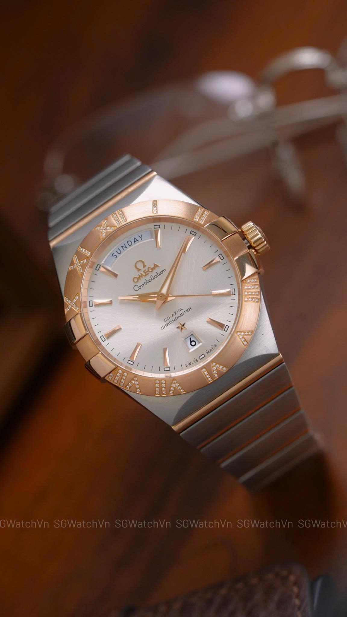 Omega Constellation Co-Axial Day-Date 123.25.38.22.02.001 – 38mm Demi Vàng Hồng 18K, Bezel Kim Cương